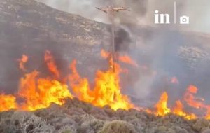 Αμοργός: Από άσκηση του Στρατού ξέσπασε η φωτιά – Ζημιές σε κολώνες ρεύματος – Χωρίς ηλεκτρικό χωριά
