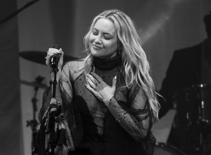 «Μου έλεγαν ότι είμαι πολύ μεγάλη» – Η Κέιτ Χάτσον αγνόησε τους πάντες και… έγινε ροκ σταρ