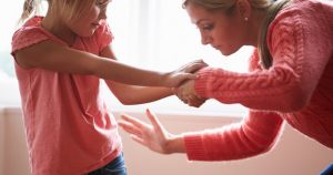 Σοκαριστικά στοιχεία: 6 στα 10 παιδιά υφίστανται βίαιες τιμωρίες στα σπίτια τους