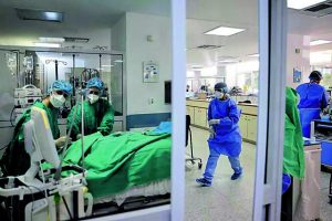 SARS-CoV-2: ανοδική πορεία σε θετικότητες, εισαγωγές, αλλά και θανάτους