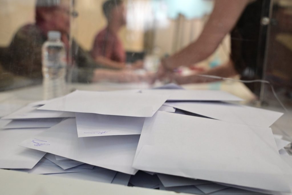 Δημοσκόπηση: Οριακά στον πήχη του 33% η ΝΔ – Καθαρά δεύτερος ο ΣΥΡΙΖΑ με διαφορά