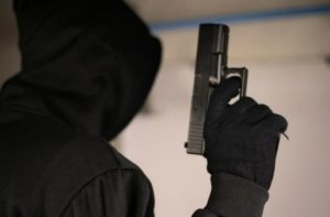 Ένοπλοι κουκουλοφόροι έδεσαν και λήστεψαν ζευγάρι μέσα στο σπίτι του στον Ωρωπό