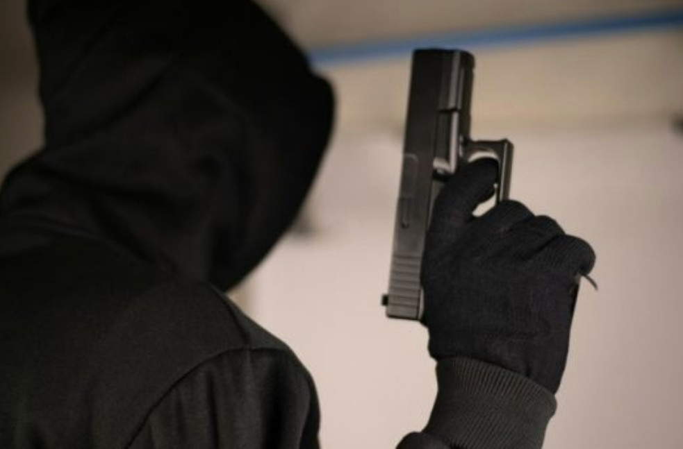 Ένοπλοι κουκουλοφόροι έδεσαν και λήστεψαν ζευγάρι μέσα στο σπίτι του στον Ωρωπό