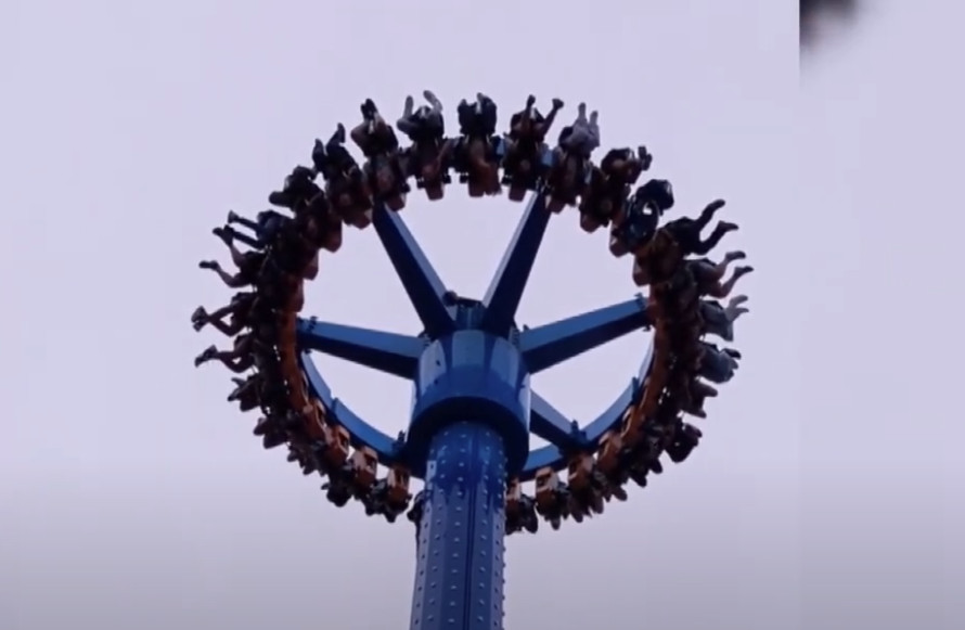 ΗΠΑ: Θρίλερ σε λούνα παρκ με δεκάδες ανθρώπους να κρέμονται ανάποδα από τα… 30 μέτρα