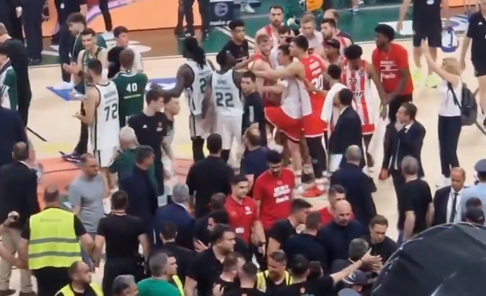 Κι άλλο επεισόδιο: Αρπάχτηκαν Λεσόρ και Λαρεντζάκης με το τέλος του αγώνα – Δείτε το βίντεο