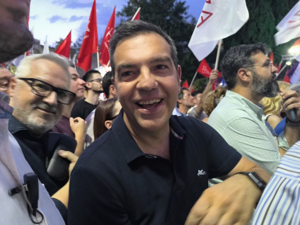 Με συνθήματα και χειροκροτήματα η υποδοχή του Αλέξη Τσίπρα στο Σύνταγμα