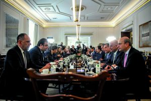 Τρία διλήμματα για τον ανασχηματισμό