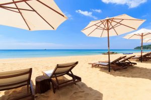 Ξαπλώστρες: «Καίνε» οι τιμές στις παραλίες
