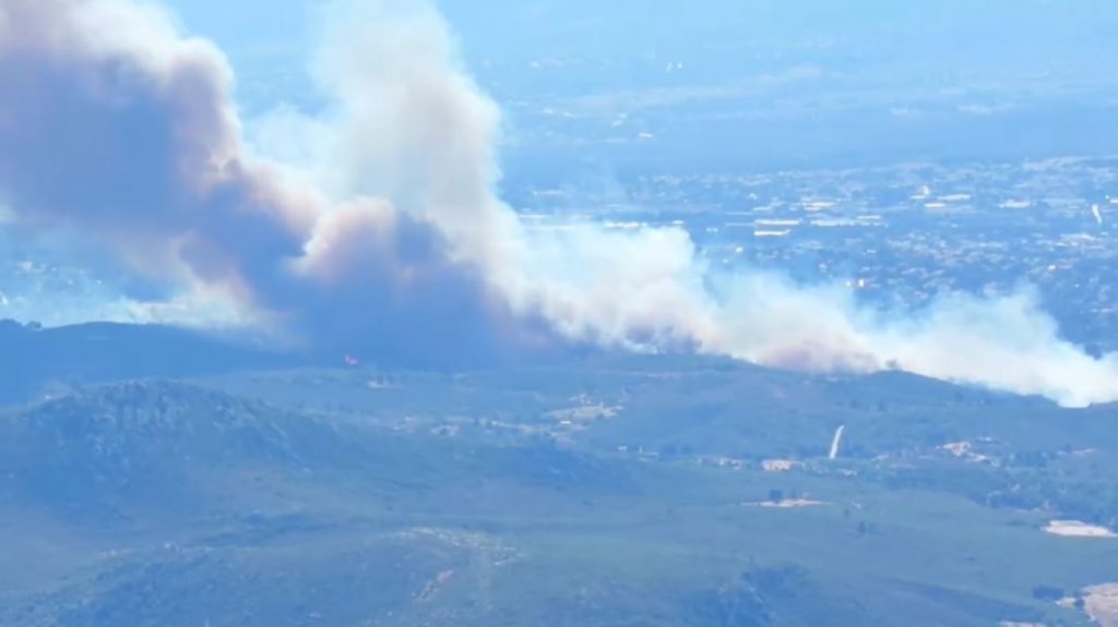 Φωτιά στη Σταμάτα: Εκκενώνονται οικισμοί, μηνύματα του «112»