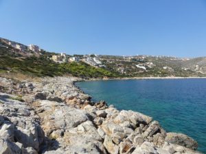 Σχινιάς: Τατουάζ ομάδας διακινητών ναρκωτικών έφερε ο νεκρός που βρέθηκε στη θάλασσα – Θα «μιλήσει» το DNA