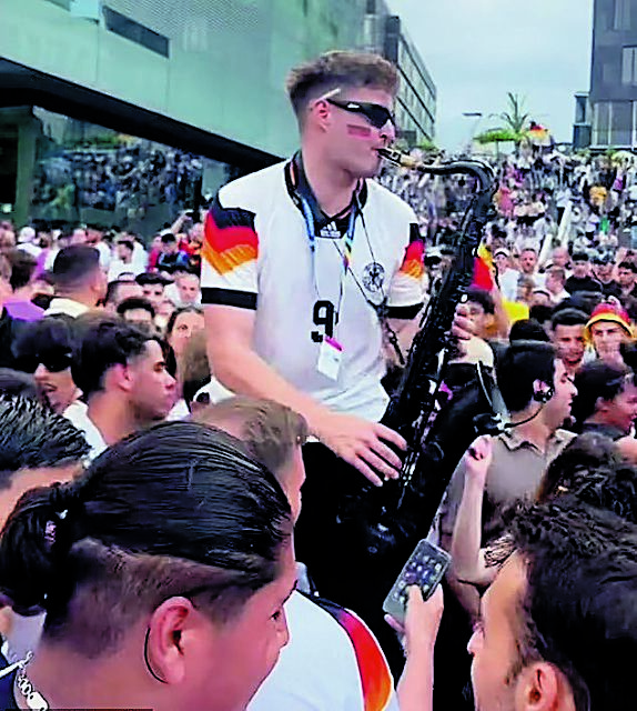 Ο σαξοφωνίστας που έγινε «βασιλιάς» των fan zones