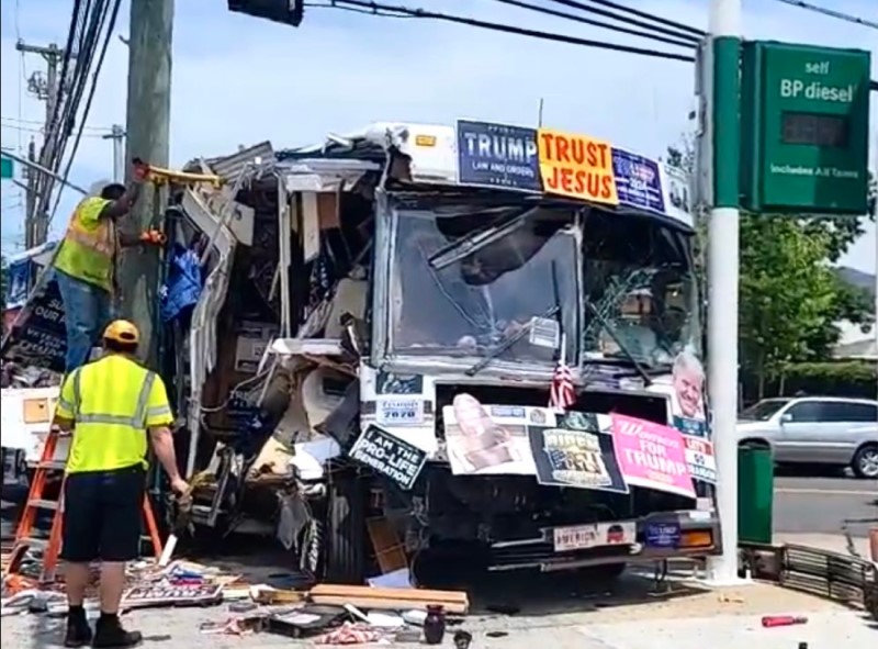Λεωφορείο «ντυμένο» με αφίσες του Τραμπ συγκρούεται στη Νέα Υόρκη