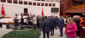 Χαμός στην Τουρκία – Ξύλο ανάμεσα σε βουλευτές του Ερντογάν και του κουρδικού κόμματος