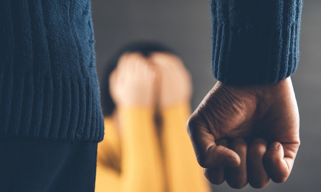 Αιτωλοακαρνανία: Ξυλοκόπησε άγρια την πρώην σύζυγό του και την πέταξε στη θάλασσα