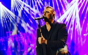 Με ιογενή λοίμωξη ο Αντώνης Ρέμος – Ακυρώνει τις εμφανίσεις του στο Nox