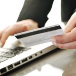 Η «τέλεια καταιγίδα» του e-banking: Οι τρεις παράγοντες που «γκρέμισαν» τα συστήματα των τραπεζών