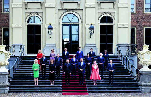 Κυβέρνηση με πέντε ακροδεξιούς υπουργούς