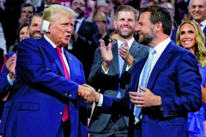 Ο Τραμπ διάλεξε μια μινιατούρα του εαυτού του