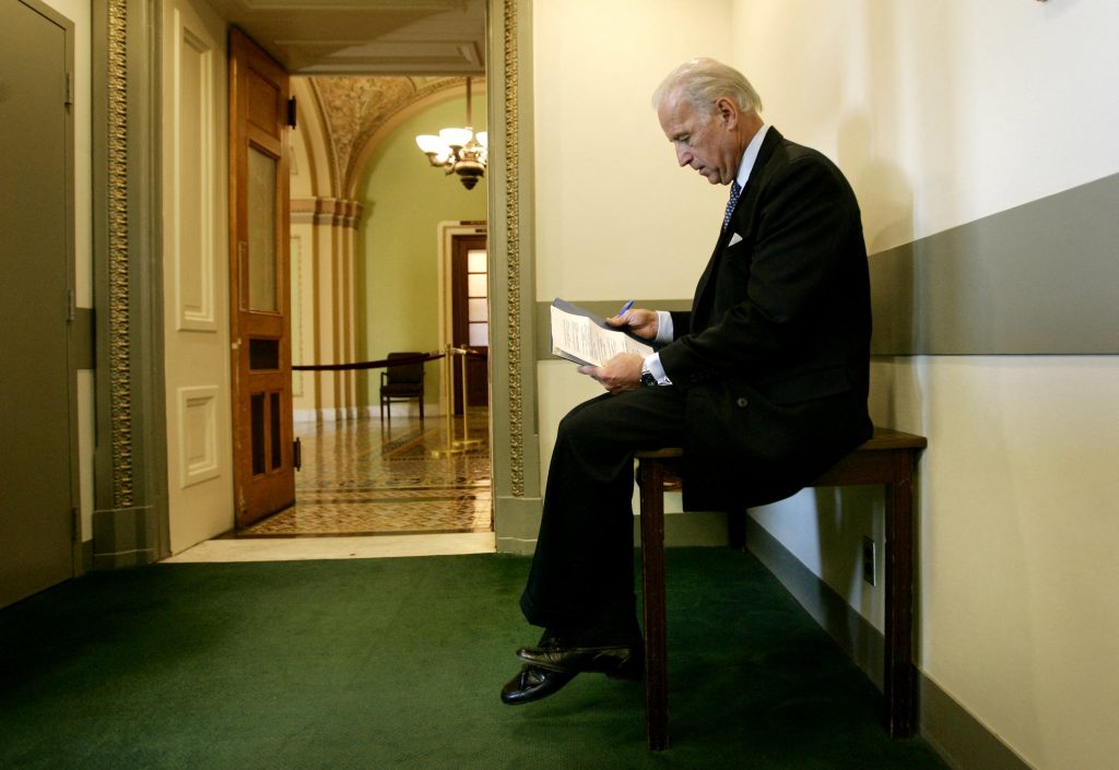 «Αποχωρώ και δίνω τη σκυτάλη στην Κάμαλα»