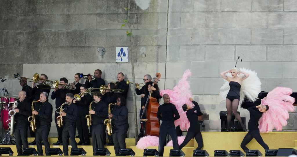 Η λαμπερή εμφάνιση της Lady Gaga στους Ολυμπιακούς Αγώνες του Παρισιού