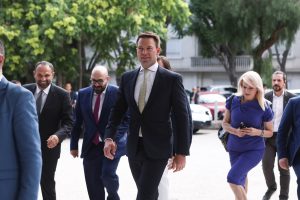 Ο Κασσελάκης ξαναχτυπά με νέα στοιχεία για εκποίηση δημόσιας περιουσίας και απώλεια 1,5 δισ.