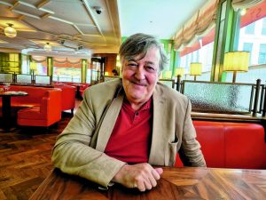 Στίβεν Φράι: «Η Βρετανία μοιάζει με τον Γηρυόνη, το τέρας με τα πολλά κεφάλια»