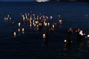 Μάτι: Μπήκαν στη θάλασσα και άφησαν 104 φαναράκια για τα θύματα της τραγωδίας – Δείτε φωτογραφίες