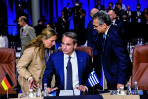 Ανακατατάξεις με μηνύματα στο Μαξίμου