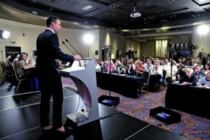 Εμμεση απειλή και για διαγραφές