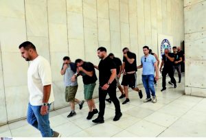 Εβαζαν φωτιές σε καταστήματα και ξυλοκοπούσαν