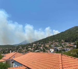 Φωτιά στις Ερυθρές Αττικής – Εκκενώνεται προληπτικά κατασκήνωση στα Βίλια