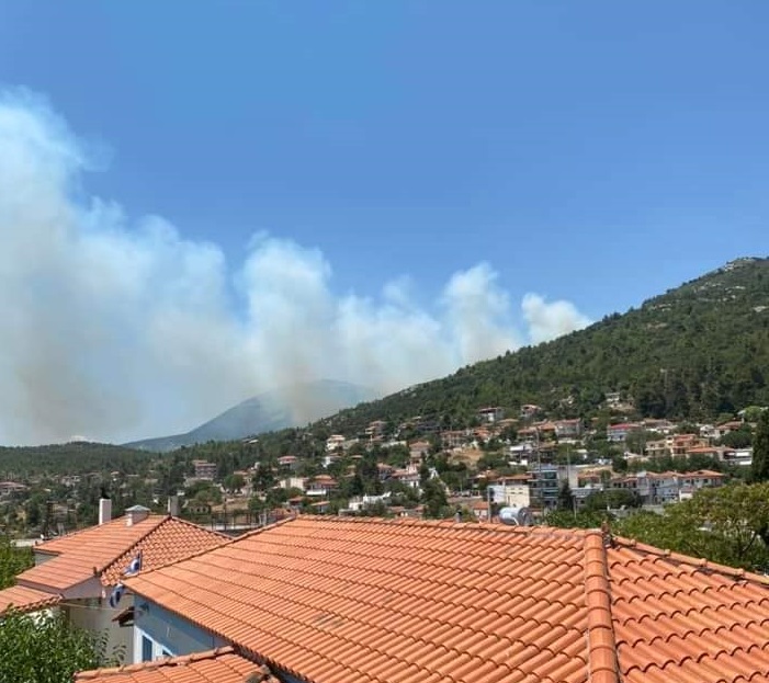 Φωτιά στις Ερυθρές Αττικής – Εκκενώνεται προληπτικά κατασκήνωση στα Βίλια