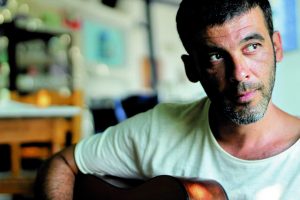 «Με τον λόγο πηγαίνω από τη μία γειτονιά της μουσικής στην άλλη»