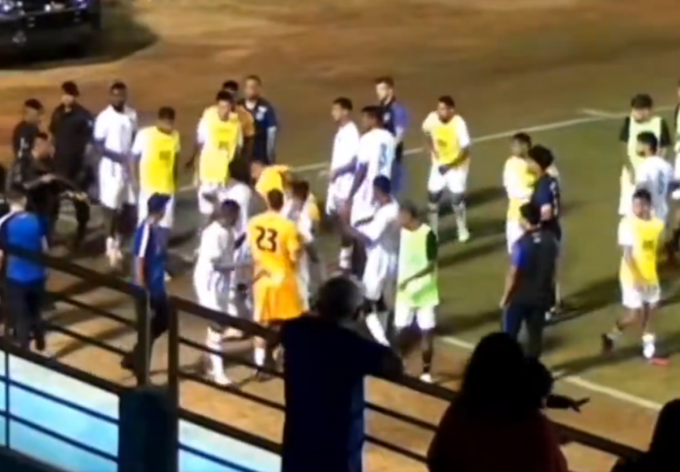 Σοκαριστικές εικόνες: Αστυνομικός πυροβόλησε παίκτη μετά τη λήξη ποδοσφαιρικού αγώνα