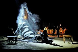 Μια «Εκάβη» σε δύο παράλληλους κόσμους