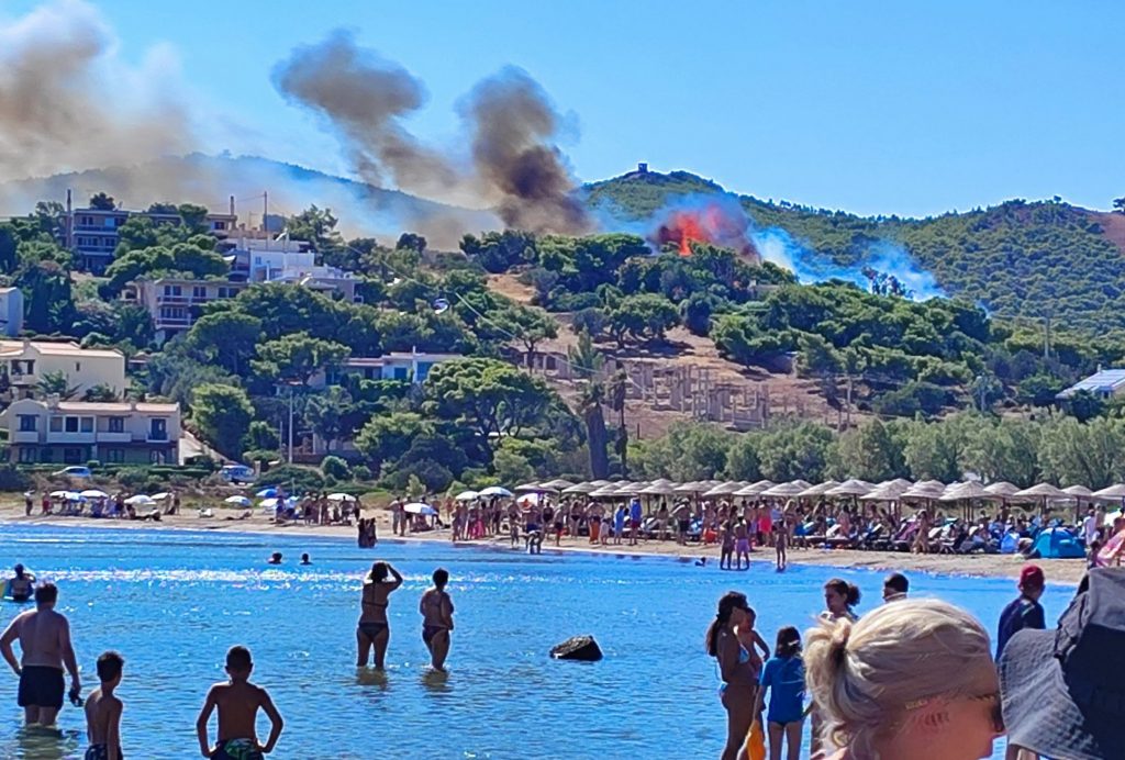 Μεγάλη μάχη με τη φωτιά στο Λαύριο – Καίγεται δάσος