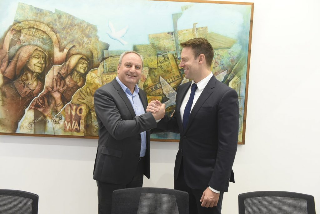 Στέφανος Κασσελάκης: Συνάντηση με τον γραμματέα του ΑΚΕΛ – Τι ειπώθηκε, τα δώρα που αντάλλαξαν