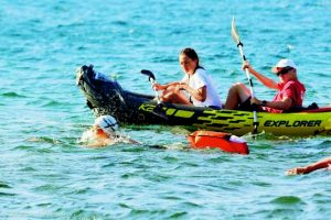 Επέστρεψε και κολύμπησε για τους πρόσφυγες