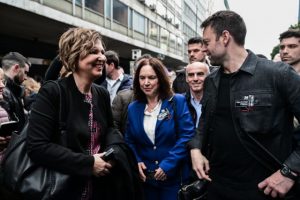 Βγήκαν ξανά τα «μαχαίρια» στον ΣΥΡΙΖΑ: Αποχώρησαν 8 μέλη από τη συνεδρίαση – «Όποιος δεν θέλει, να φύγει»