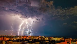 Καιρός: Προειδοποίηση για πολλούς κεραυνούς σε Αττική και Βοιωτία τις επόμενες ώρες – Η πιο «δύσκολη» μέρα