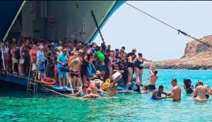 Κρήτη: Επέστρεψε η πλωτή εξέδρα στην παραλία του Μπάλου