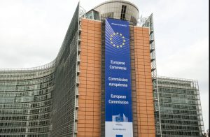 Η Κομισιόν «τραβάει το αυτί» της κυβέρνησης για διαφθορά, προστασία δημοσιογράφων, υποκλοπές και διαβούλευση