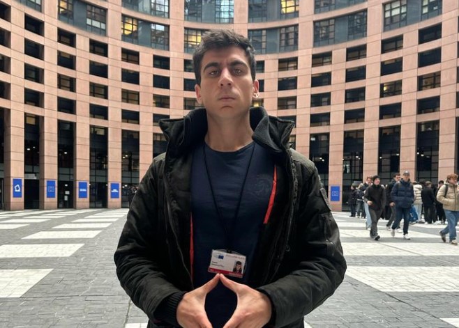 «Πιστεύετε παίρνουμε πολλά η λίγα χρήματα;» – Ο Φειδίας Παναγιώτου διαφημίζει τον μισθό του ευρωβουλευτή