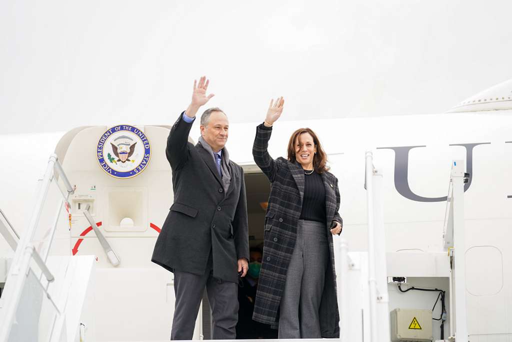 Ποιος είναι ο «περήφανος» σύζυγος της Κάμαλα Χάρις που ίσως γίνει ο «πρώτος κύριος» στην ιστορία των ΗΠΑ