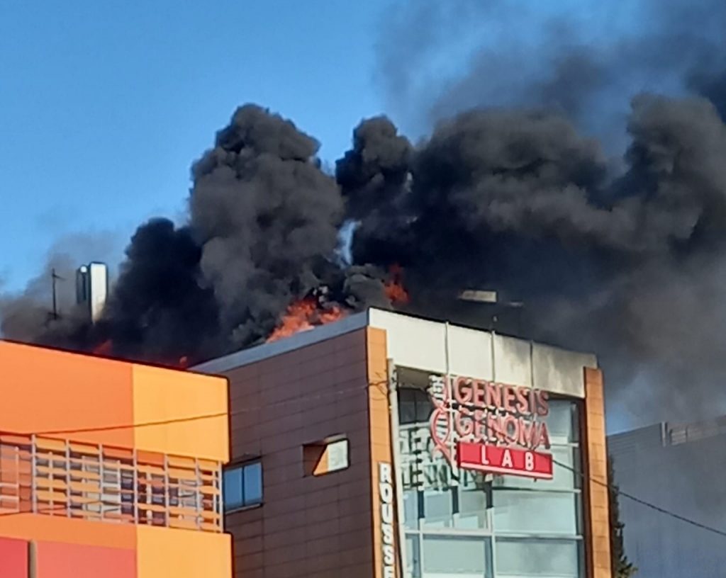 Μεγάλη φωτιά σε κτίριο στη λεωφόρο Κηφισίας – Δείτε εικόνες