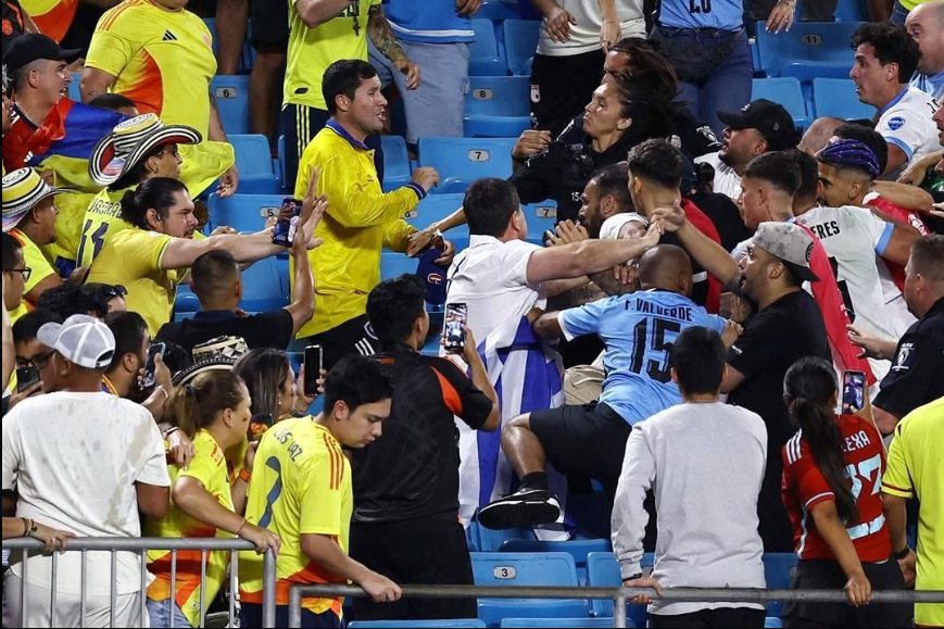 Άγριο ξύλο μετά το Κολομβία – Ουρουγουάη: Παίκτες πλακώθηκαν με οπαδούς στις κερκίδες – Δείτε το βίντεο