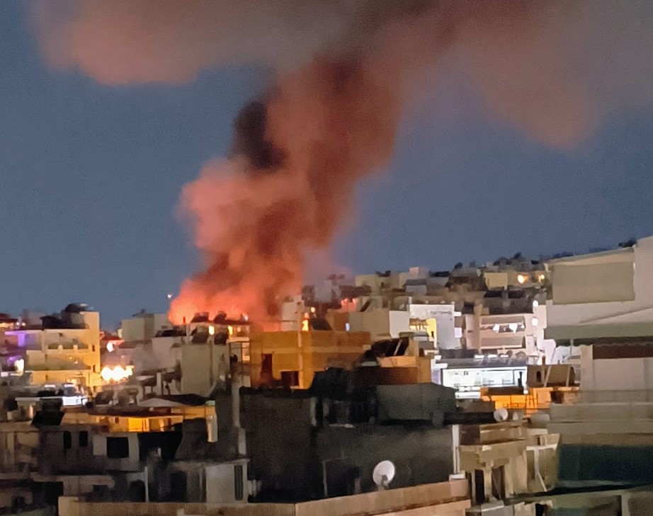 Νίκαια: Μεγάλη φωτιά σε υπαίθριο χώρο