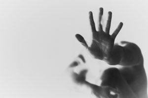 Νταής στον Βόλο χτύπησε βάναυσα την γυναίκα – Της πετούσε έπιπλα