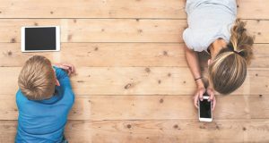 Πόσες ώρες πρέπει τελικά να περνούν τα παιδιά στις οθόνες;