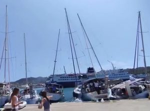 Σκόπελος: Ζημιές σε ιστιοφόρα από το πλοίο της γραμμής – Σκηνές πανικού από τον έντονο κυματισμό